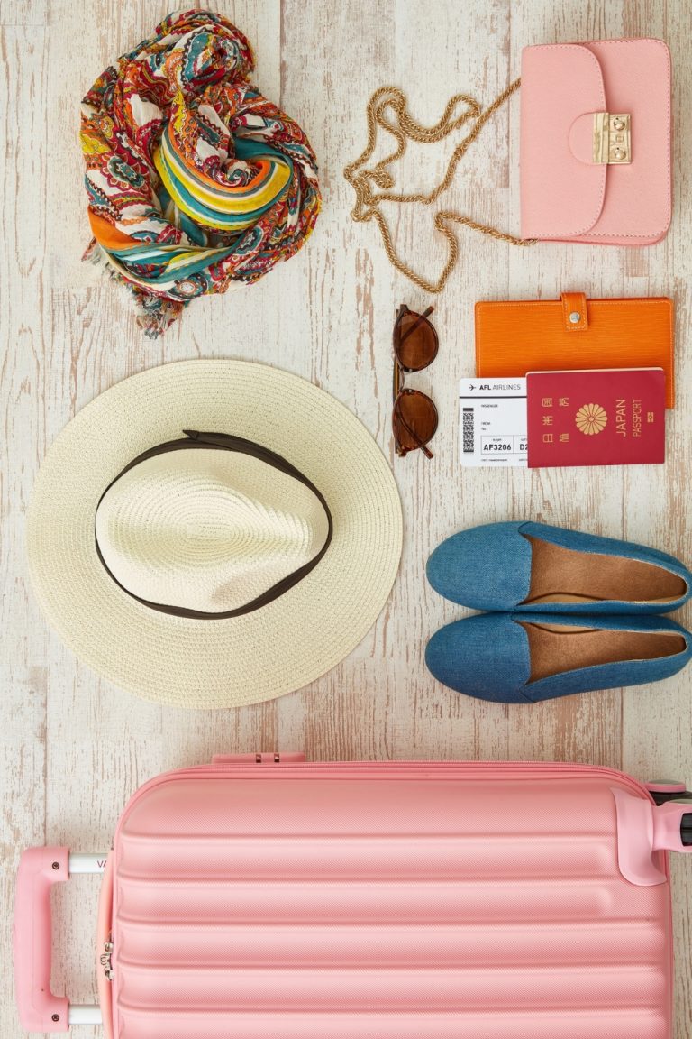 Reise-Gadgets einer Flugbegleiterin – Flight-Kit mit Hut, Koffer, Schal und Reise-Accessoires für den Schichtdienst