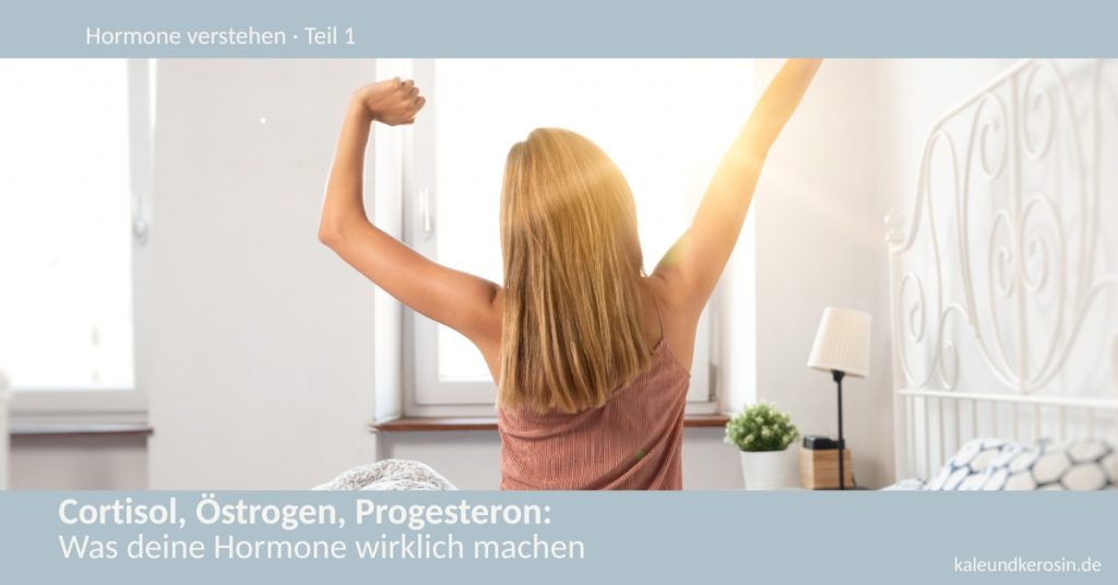 Frau öffnet morgens die Vorhänge und lässt Tageslicht herein – Symbol für zirkadiane Rhythmen und Hormongesundheit bei Schichtarbeit