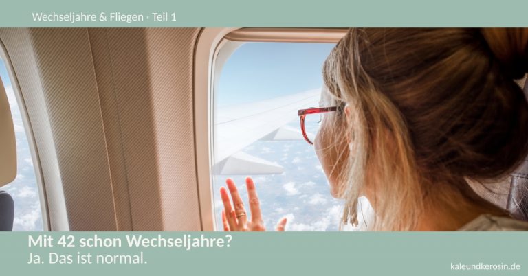 Frau mittleren Alters schaut nachdenklich aus dem Flugzeugfenster — Perimenopause und Fliegen