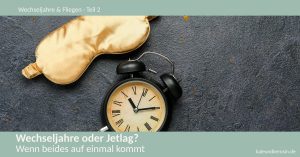 Goldene Schlafmaske und schwarzer Wecker auf grauem Steinhintergrund mit goldenen Sternen – Titelbild Artikel Wechseljahre oder Jetlag, Kale & Kerosin