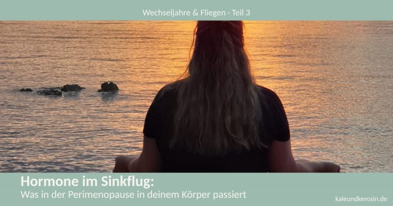 Frau meditiert bei Sonnenuntergang am Meer – Perimenopause und hormoneller Wandel im Überblick